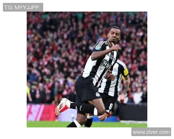 世界足球中锋巨星盘点与传奇球员发展历程分析