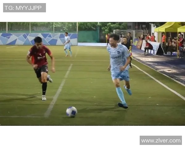 足球明星强力射门瞬间踢破球场护网震撼场面高清捕捉